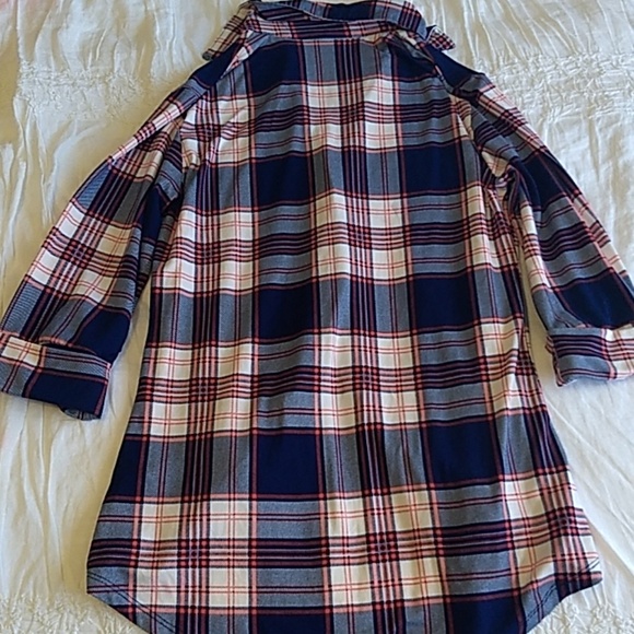 🤩 3/$20 Red and blue soft plaid button-up - Picture 4 of 4